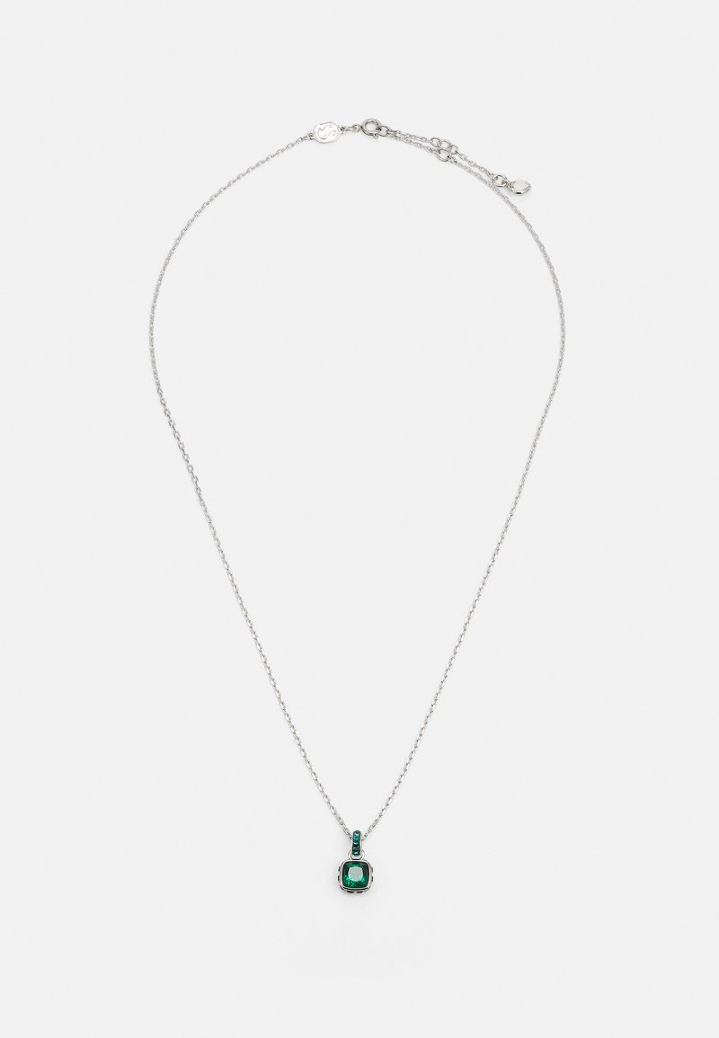 Colar de corrente prateada com um pendente quadrado de pedra preciosa verde com acabamento brilhante e pequenas pedras de acento acima do ponto central.