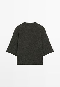 Donkergrijze wollen trui met een ronde hals, driekwart raglanmouwen en een gestructureerde afwerking. Eenvoudig, rechthoekig ontwerp, zonder zichtbare versieringen.