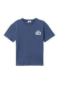 Camiseta de algodón azul con mangas cortas y cuello redondo. Presenta un diseño impreso en blanco que dice "VIBRAS DE VERANO" en el lado izquierdo del pecho.