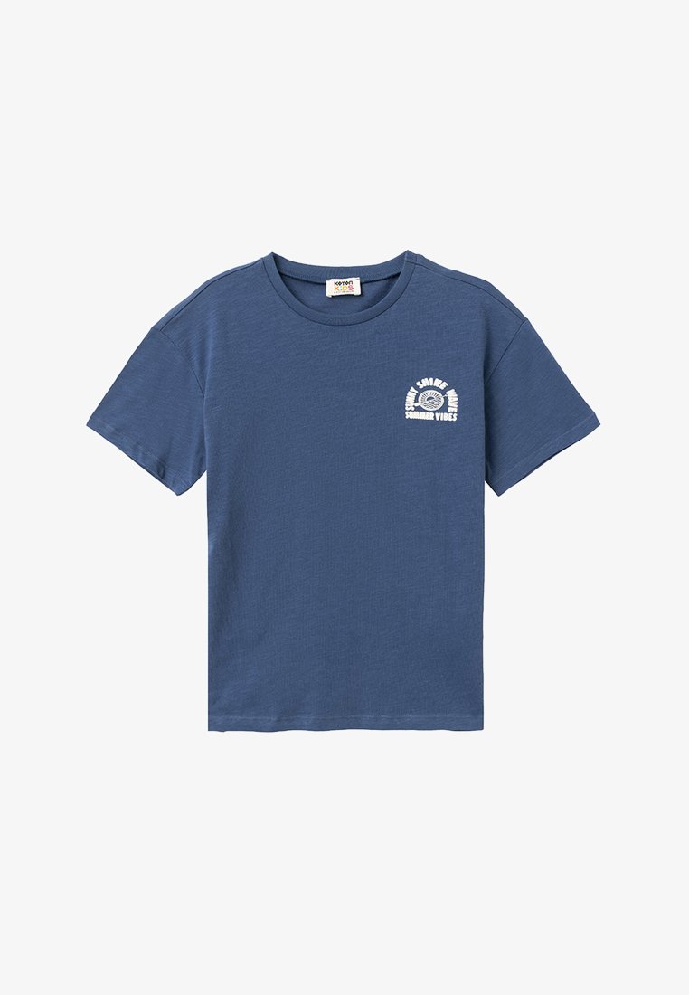 Blå bomuldst-shirt med korte ærmer og rund hals. Har et hvidt trykt design, der står "SUMMER VIBES" på venstre bryst.