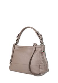 Helle taupefarbene Lederhandtasche mit strukturierter Form, doppelten Griffen, verstellbarem Schulterriemen und einem kleinen Italien-Flaggen-Anhänger.