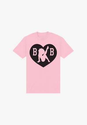 Camiseta de algodón rosa con un diseño de corazón negro que presenta las letras "B B" y una silueta en su interior, enfatizando el contraste y los elementos gráficos.