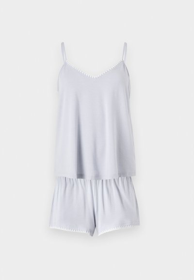 Caraco gris clair sans manches avec finition délicate, assorti à un short à taille élastique assorti, tissu doux, ensemble de vêtements de nuit.