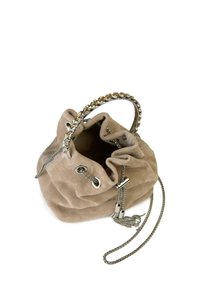 Bolso tipo cubo de ante beige con un borde superior fruncido, asa de cadena plateada y detalles de cuero sintético. Cuenta con cierre de cordón y herrajes metálicos.