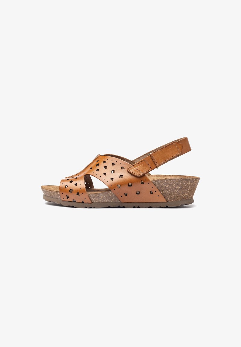 Sandale en cuir marron avec un design perforé, une sangle réglable, une semelle en liège en forme de coin et un fond en caoutchouc texturé pour l'adhérence.