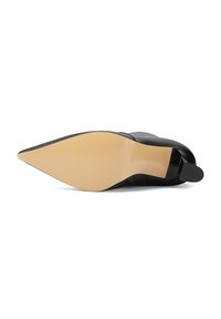 Scarpa nera con tacco alto e punta affusolata; materiale superiore morbido; suola in gomma color beige chiaro con superficie strutturata; include un accento sul tacco nero.
