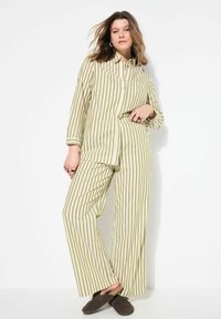 Pajama set w paski w kolorze oliwkowym, składający się z koszuli zapinanej na guziki i szerokich spodni. Miękki materiał o luźnym kroju i detalach w postaci kieszeni z przodu.