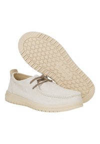 Scarpe in suede beige con suola in gomma texturizzata di colore crema, caratterizzate da un bordo cucito e chiusura con lacci leggeri.