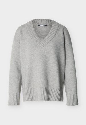 Suéter de punto gris claro con escote en V, puños y dobladillo acanalados, mostrado sobre un fondo blanco liso.