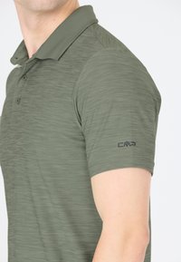Oliven grøn polo shirt med en tekstureret design, tre knapper ved kraven og et sort CMP-logo på venstre ærme.