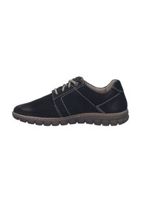 Scarpa in pelle nera a profilo basso, con design allacciato, tomaia texture, cuciture a contrasto e suola in gomma flessibile.
