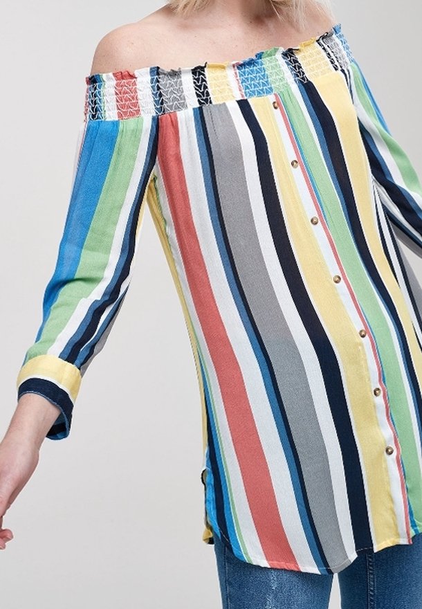 Multifarvet off-the-shoulder top med horisontale striber i blå, grøn, gul og rød. Har en smocked halsudskæring og knaplukning.