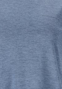 Sininen heather-kulmoinen t-paita lyhyillä hihoilla, valmistettu pehmeästä ja hengittävästä kankaasta, jossa on hienovarainen rakenne ja "ENDURANCE"-logo vaaleanharmaana.