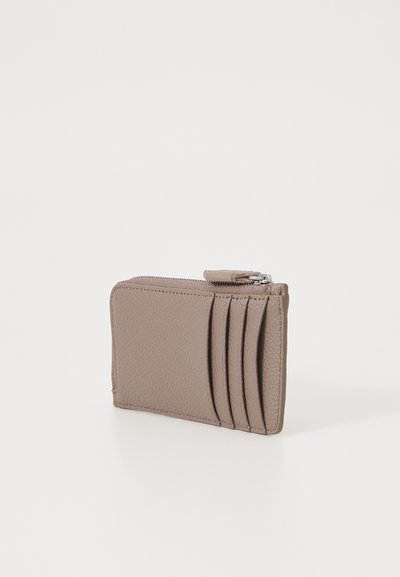 Lærkortholder i dempet taupe, med en glidelåsrom og flere kortspor med teksturert finish. Kompakt og rektangulært design.