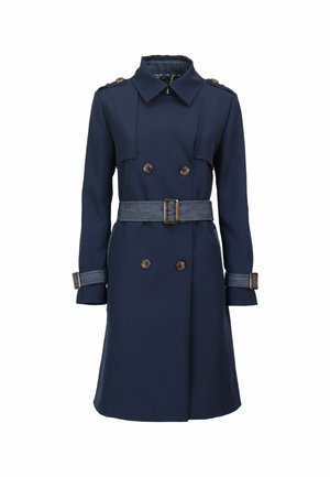 Donkerblauwe dubbelgeknoopte trenchcoat met brede kraag, bijpassende riem met gesp en met knopen gesloten riempjes op manchetten en schouders.