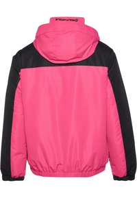 Rosa og svart isolert jakke med hette, elastiske mansjetter og midje. Har en fargeblokkdesign, glatt tekstur og merkevare på kragen.