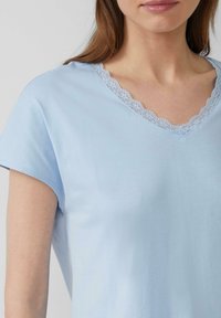 s.Oliver MIT SPITZE AUS MODALMIX - T-Shirt basic - hellblau