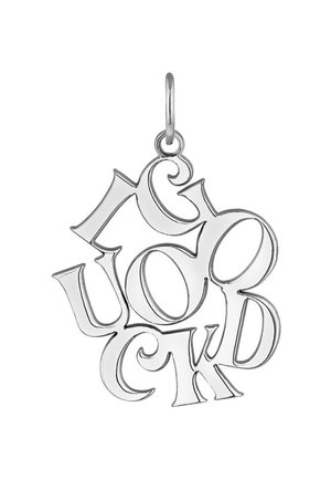 Colgante de plata con letras entrelazadas en diferentes tipografías, resaltando un acabado pulido y detalles intrincados, sujeto con un anillo de salto.