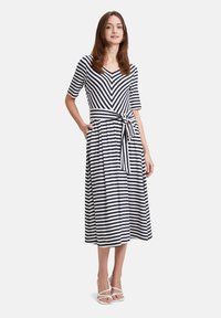 Gestreiftes Maxikleid in Marineblau und Weiß, mit kurzen Ärmeln, einem V-Ausschnitt, einer taillierten Taille mit einem gebundenen Gürtel und seitlichen Taschen.