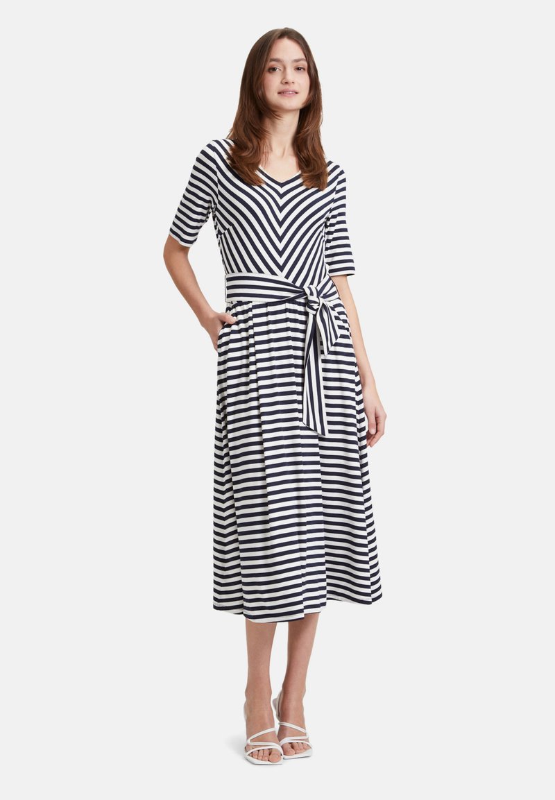 Gestreiftes Maxikleid in Marineblau und Weiß, mit kurzen Ärmeln, einem V-Ausschnitt, einer taillierten Taille mit einem gebundenen Gürtel und seitlichen Taschen.