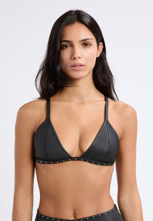 Haut de bikini triangle en cuir noir avec des bretelles ajustables, présentant une bordure cloutée le long du bord inférieur. Texture lisse et design minimaliste.