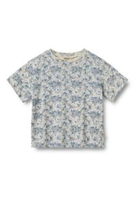 Camiseta de manga corta azul claro hecha de una tela suave con un patrón floral en tonos azules, rosas y blancos. Cuello redondo clásico.
