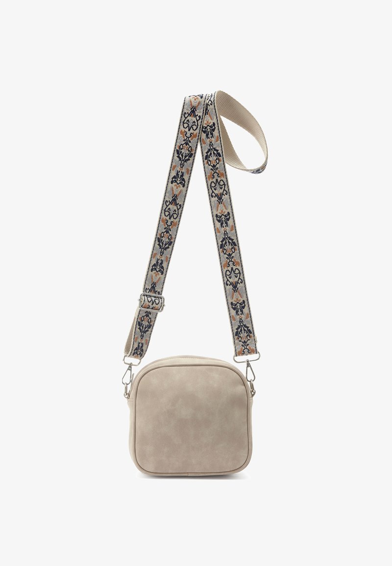 Beige Kunstleder Umhängetasche in rechteckiger Form, mit einem gestickten Tragegurt in Blau, Orange und Creme mit floralen Mustern.