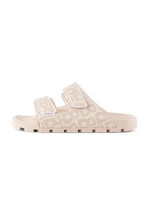 Beige open-toe instapsandaal met twee verstelbare klittenbandsluitingen en geometrisch patroon op de bovenkant en de zool.