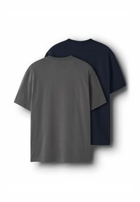 To kortærmede t-shirts lagt ovenpå hinanden; en grå og en marineblå. Begge er i bomuld med klassisk rund hals og afslappet pasform.