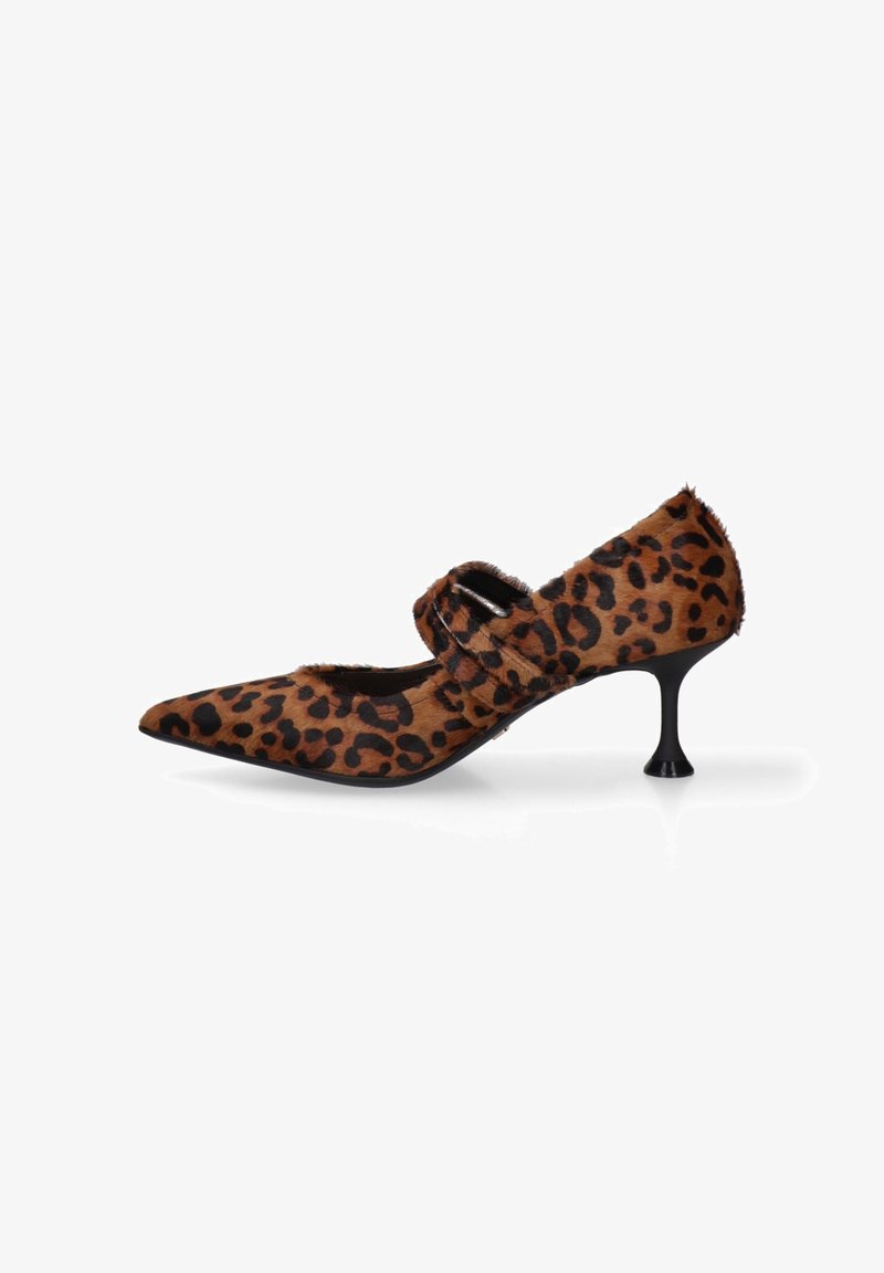 Chaussure à talon haut avec imprimé léopard, à bout pointu, fabriquée en matériau en fourrure texturée, dotée d'une double bride sur le cou-de-pied et d'un talon noir élancé.