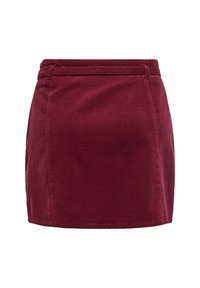 Burgundy corduroy mini hame, jossa on vyölenkit ja suora helma, esitetty eteenpäin valkoista taustaa vasten.