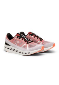 Leichte Laufschuhe mit einem Obermaterial aus pinkfarbenem und grauem Mesh, schwarzen Schnürsenkeln und einer weißen Zwischensohle mit orangefarbenen Akzenten. Atmungsaktives und gepolstertes Design.