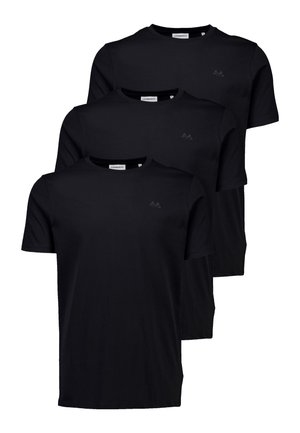 Drie eenvoudige zwarte T-shirts met korte mouwen, verticaal gestapeld, elk met een klein logo op de linkerborst.