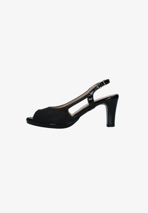 Tacchi slingback neri con tomaia in tessuto texture, design con punta aperta e dettagli in vernice. Il tacco è alto circa 7,5 cm.