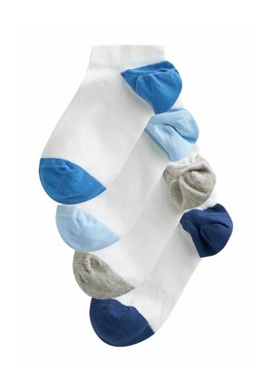Öt pár fehér boka zokni, sötétkék, világoskék, középkék és szürke árnyalatú orr- és sarokrészükkel, átlósan egymásra rakva.