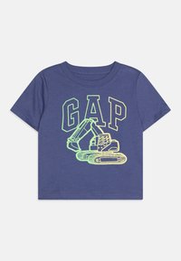 T-shirt à manches courtes navy avec le texte "GAP" en jaune-vert et un graphique d'excavateur. Fabriqué en tissu coton doux, avec un col rond et une coupe décontractée.