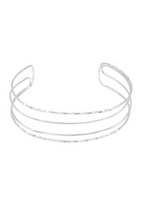 Bracelet en argent avec trois bandes torsadées, design ouvert avec des extrémités arrondies, finition polie et texture lisse.