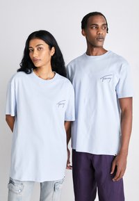 Tommy Jeans SIGNATURE - Camiseta básica - breezy blue