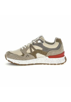 Sneaker in camoscio beige e marrone con lacci bianchi, suola bianca maculata, battistrada in gomma e dettaglio rosso sul tallone.