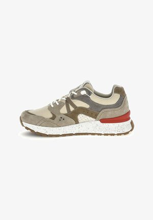 Sneaker in camoscio beige e marrone con lacci bianchi, suola bianca maculata, battistrada in gomma e dettaglio rosso sul tallone.