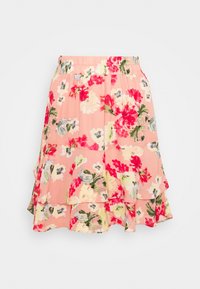 Květinová sukně z jemně růžové tkaniny s volánovými patry, zdobená červenými, bílými a zelenými květinami, s elastickým pasem.