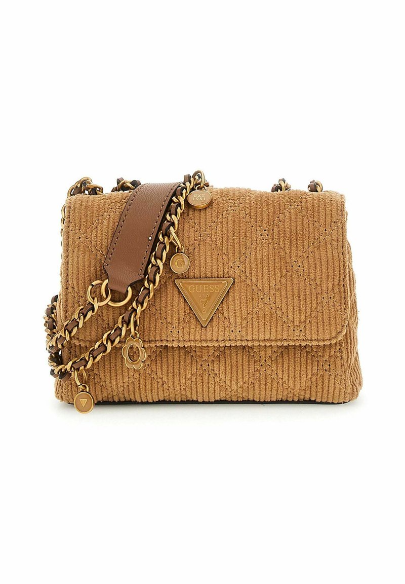 Sac à main en velours côtelé marron avec quincaillerie en métal doré, texture matelassée, bandoulière en chaîne et plaque de logo. Comprend des pendentifs décoratifs.