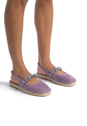 Chaussures slingback en suède lavande avec un bout arrondi et une sangle décorative en perles. Semelle en jute tressée de style espadrille.