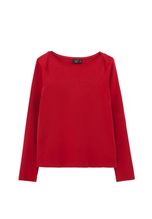 Chemise rouge à manches longues, col rond, avec un design simple et sans motifs ni logos visibles, posée à plat sur un fond blanc.