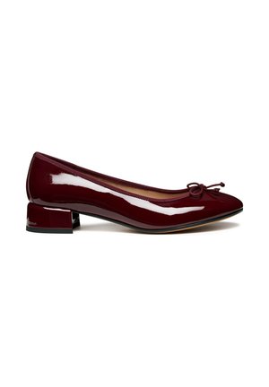 Ballerines en cuir verni bordeaux avec un bout pointu, un petit nœud décoratif et un talon carré. Texture lisse et design épuré.