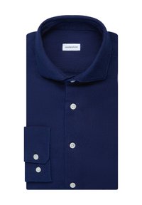 Vouwbare marineblauwe overhemd met lange mouwen, witte knopen en een klassieke kraag, met een label aan de binnenkant van de kraag.