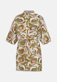 Meerlagige jurk met kraag en korte mouwen. Heeft een geometrisch patroon in groen, roze en bruin. Voorzien van een ceintuur in de taille.