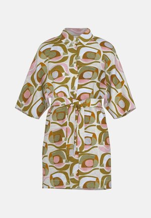 Meerlagige jurk met kraag en korte mouwen. Heeft een geometrisch patroon in groen, roze en bruin. Voorzien van een ceintuur in de taille.