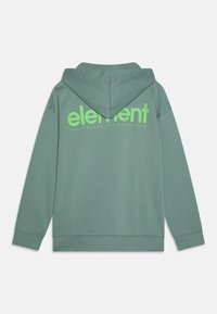 Felpa verde con una consistenza morbida, caratterizzata da un grande logo "element" verde brillante sul retro e una tasca a canguro sul davanti.