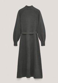 Robe longue gris foncé à manches longues et col montant, avec un corsage ajusté, des manches larges et une taille ceinturée, fabriquée dans un tissu lisse.